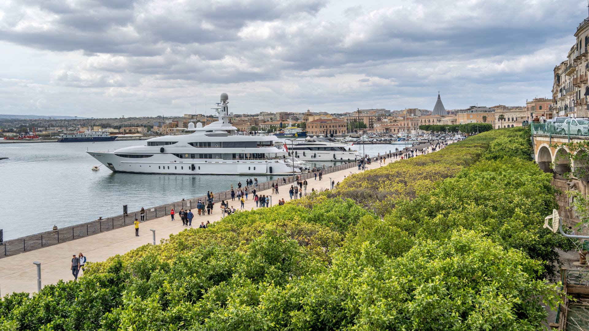 Blick von der Fonte Aretusa auf den Yachthafen von Syrakus